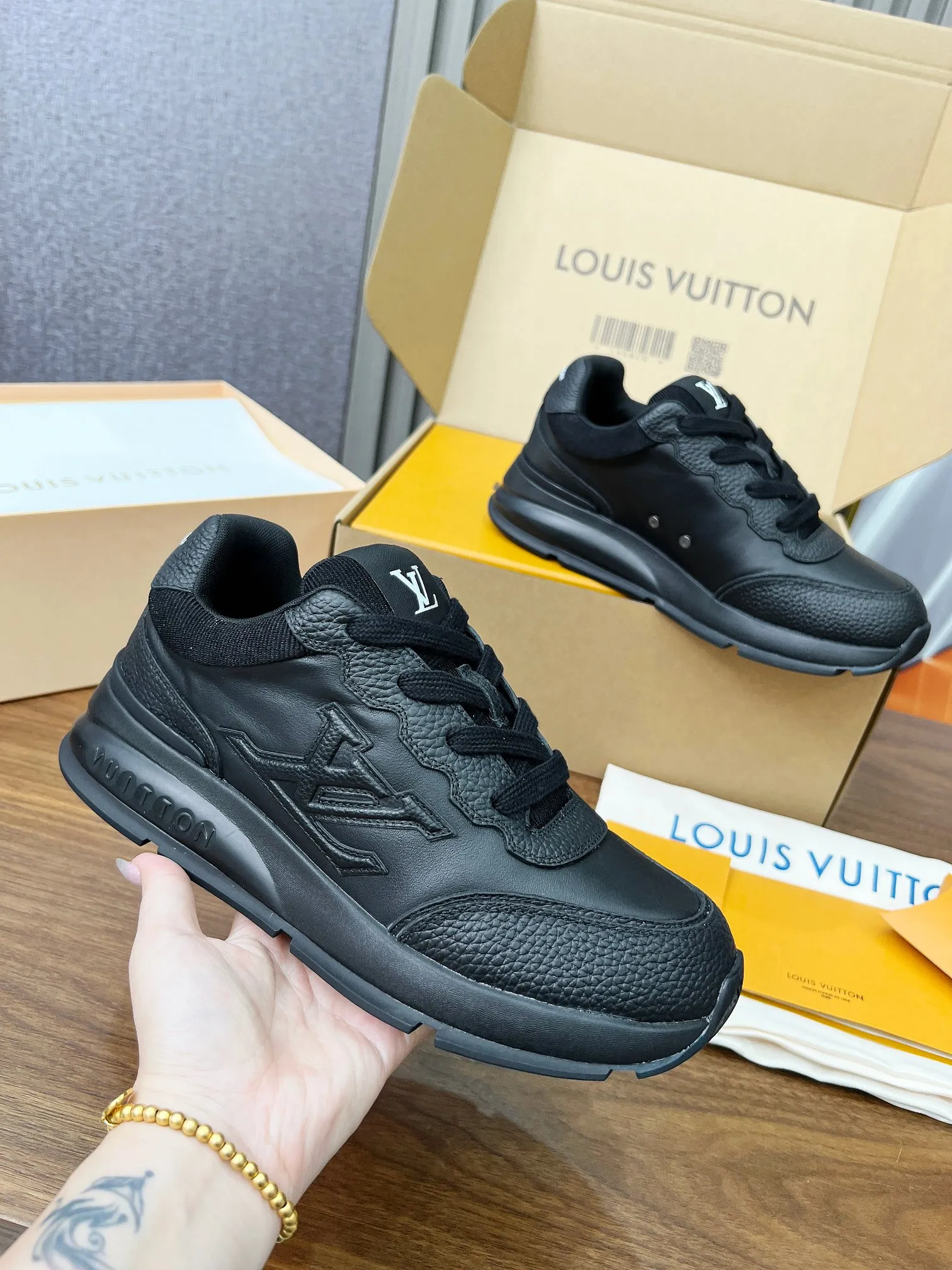 👟👟Ex-factory price 640👟👟 Men's size +10 LV Louis Vuitton L Jialu brand thick-soled casual couple's sneakers🔥🔥🔥 Made of smooth cow leather and elegant design, can be easily integrated into various styles. The eye-catching LV letters are marked on the side of the shoe, and the lightweight rubber outsole is embellished with the Vuitton logo ▪️ Sole thickness: 4CM. The counter specializes in the latest casual shoes and new hard goods 🆕 ❥Purchase level! Full of high-end feel! A popular model among bloggers at home and abroad, it’s retro and fashionable and looks amazing on your feet! Wear a lot of happiness! The official website’s main recommendation★ ▪️Upper: Original custom-made imported calfskin fabric ▪️Inner lining: breathable gauze imported from Italy ▪️Outsole: rubber foam ➕tpu high-end outsole ▪️Shoe size: women’s 35-41, (women’s 41 is custom-made). Men's clothing 39-46 (45-46 customized).